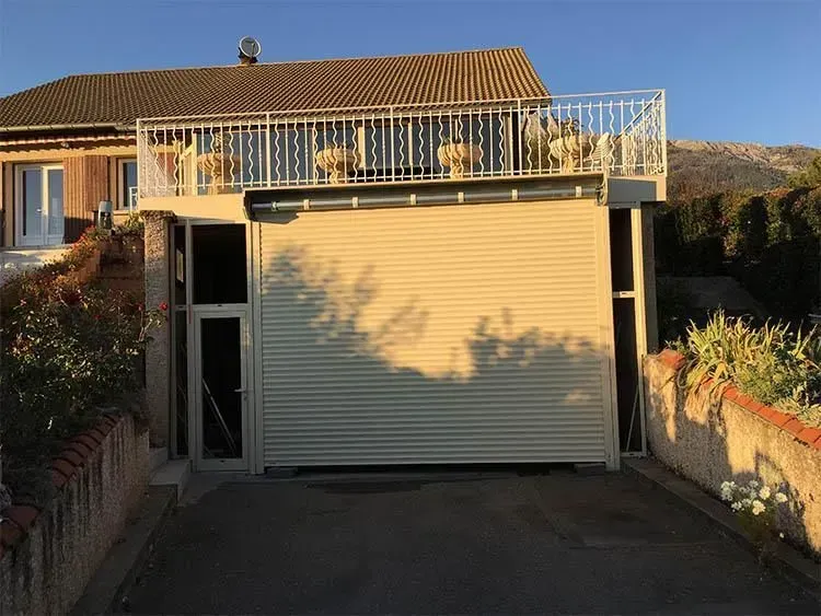 Porte de garage aluminium à Gap